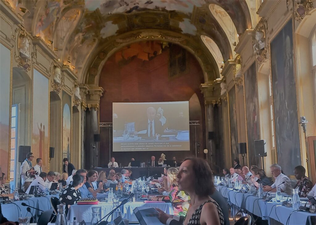 salle des illustres avec le conseil municipal installé