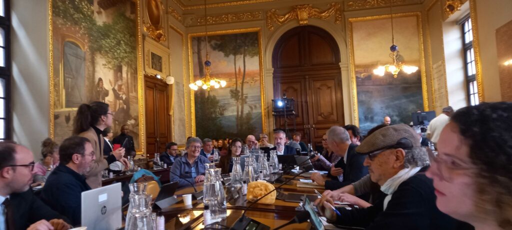 le fond de la salle du conseil